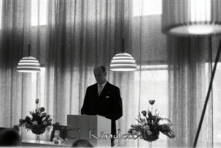Kommunalhuset Invigning
raja
En man i talarstolen
Nyckelord: Kommunalhuset Kisa