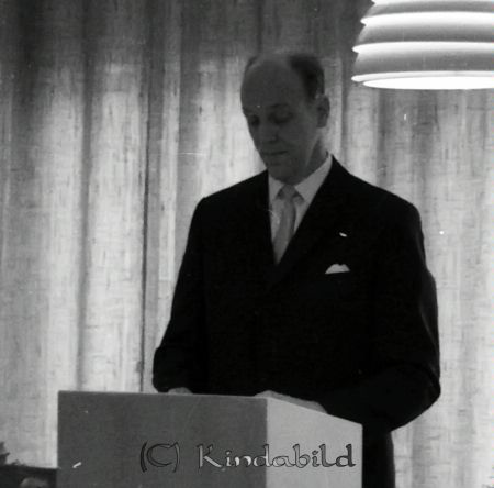 Kommunalhuset Invigning
raja
En man i talarstolen

raja
Kommunalkamrer Kurt Nordenberg 
Källa: pim

Nyckelord: Kommunalhuset Kisa