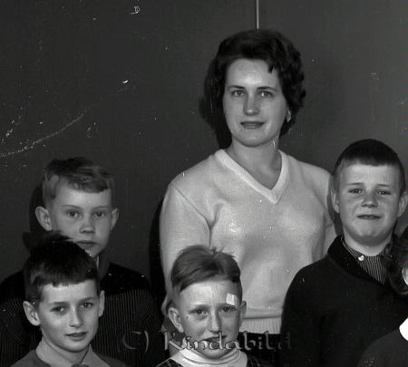 Fröken Ralfsson klass 4a
raja
Klassfoto

raja
Främre raden fr vänster: Mats-Bo Johansson, Sture Strömberg och Krister Gustavsson.
 Källa: Studiegruppen hembygdsgården 
Nyckelord: Ralfsson Kisa