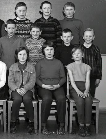 4c Kisa
raja
Klassfoto

Lärarinna Jana Holmberger

pim
bakre raden frv. Tommy Sjökvist, Roland Svensson, Leif Andersson.
Mellanraden frv. Kenneth Pettersson, Gunnar Persson, Tomas Mathsson,Jan-?ke Eriksson.
Främre raden frv. Marita Andersson, Marie-Louise Sundberg, Siv Djärv.
Nyckelord: 4c Kisa