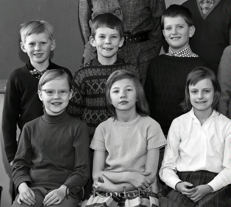 4c Kisa
raja
Klassfoto

Lärarinna Jana Holmberger

pim
Bakre raden frv. Karl-Inge Nilsson, Hans-Göran Larsson, Ove Linghammar.
Främre raden frv. Marita Tollemark, Ingabritt Lindell, Laila Smith.
Nyckelord: 4c Kisa