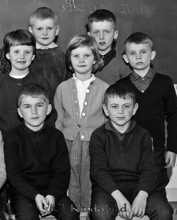 1b Kisa
raja
Klassfoto

Lärare Inger Hultenius
?vre raden f.v. Olle Karlsson Stefan Erlin
Mellanraden f.v. N N N N Annika Johansson Roger Svensson
Främre raden f.v. Per Allert Peter Asklöv
Nyckelord: 1b Kisa