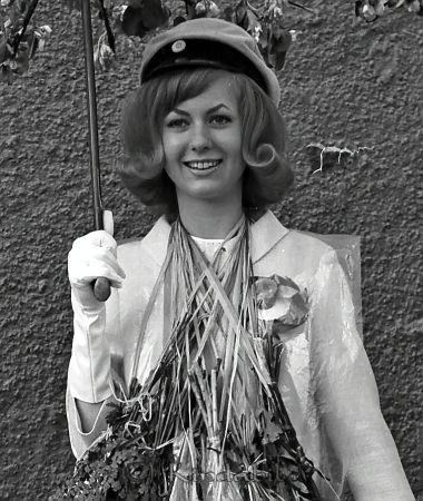 Realexamen 1964 Kisa
raja
Kvinna som är färdig med sina studier


Nyckelord: Realexamen Kisa