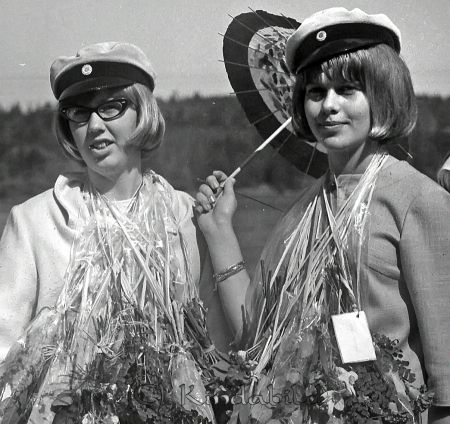 Realexamen 1964 Kisa
raja
Två kvinnliga studenter med blommor och balonger runt sina halsar

raja
frv. Gudrun Pettersson, Inger Jonsson
källa Pär Kronström 
Nyckelord: Realexamen Kisa