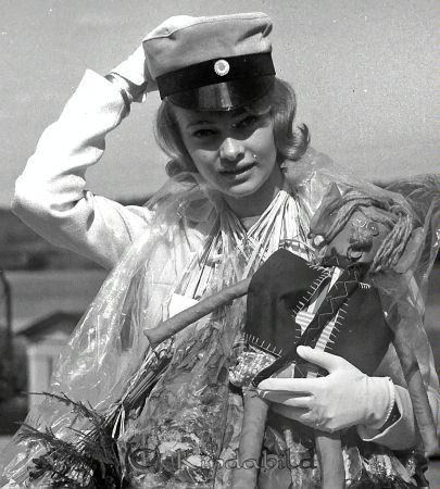 Realexamen 1964 Kisa
raja
Kvinna som är färdig med sina studier


Nyckelord: Realexamen Kisa