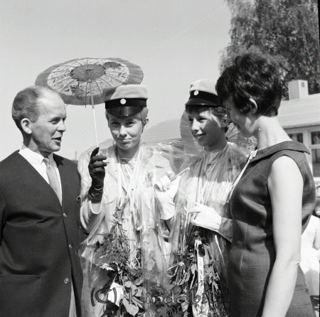 Realexamen 1964 Kisa
raja
Kvinnor som är färdiga med sina studier

pim
frv. Dennis, Mona, Bean, Dagny Johansson


Nyckelord: Realexamen Kisa