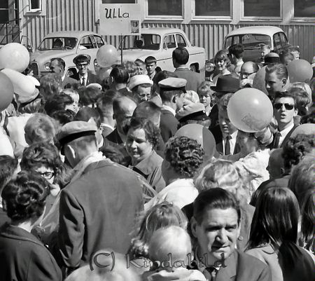 Realexamen 1964 Kisa
raja
Studenter och anhöriga på skolgården
Nyckelord: Realexamen Kisa