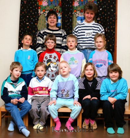 Tornhagens förskola
raja
Klassfoto

raja
Längst bak till vänster Sibylla Wahlström 
Källa: Gerd Pettersson

raja
Längst bak till höger, Tomas Davidsson, Kjettestorp, numer Linköping. Känner igen några av barnen, Oskar Larsson, Marika Isaksson?, Viktor Hansen, Gustav Lövfing, Fyffe Liegnell, Josefine Persson 
Källa: Ann-Sofie Olovsson

Nyckelord: Tornhagen Kisa