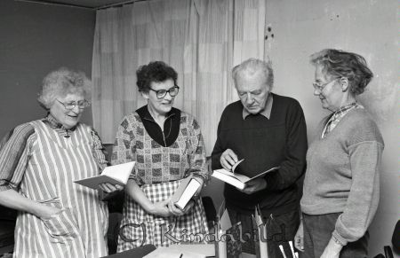 Medborgarskolan kurs i bokbinderi
raja
Bild med tre kvinnor och en man

raja
Anna-Greta Karlsson, Karin Hanzon, Curt von Wachenfelt, Birgit Millinger
Källa: Pär Kronström

Nyckelord: Medborgarskolan Kisa