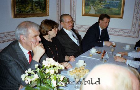 Rotaryklubben 40-årsjubileum Värdshuset Tingshuset Kisa
raja
Jubileumsfest

Fyra f.v. Pär Kronström

raja
frv. Lars Gunnarsson, Sylvia Gunnarsson, Erik Hoffstedt, Pär Kronström 
Källa: Pär Kronström

Nyckelord: Rotaryklubben Kisa