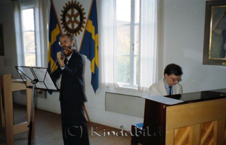 Rotaryklubben 40-årsjubileum Värdshuset Tingshuset Kisa
raja
Jubileumsfest

raja
Vid pianot Nils-Erik Gustavsson. 
På fiol musikläraren Olov Åberg från Kinda musikskola. 
Källa: Gerd Pettersson

Nyckelord: Rotaryklubben Kisa