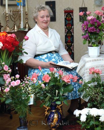 Karlsson Svea Bergdalagatan 17 a Kisa
raja
Kvinna som firar sin 70-årsdag omgiven av blommor 
Nyckelord: Karlsson Kisa