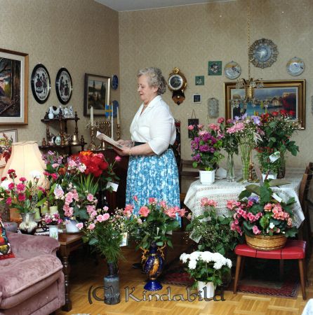 Karlsson Svea Bergdalagatan 17 a Kisa
raja
Kvinna som firar sin 70-årsdag omgiven av blommor  
Nyckelord: Karlsson Kisa