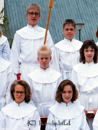Kisa Kyrka Konfirmation Söderberg
raja
Konfirmationsfoto

raja
Korsbärare Mats Kalén. Mellersta raden till höger Josefine Johansson. 
Källa: Gerd Pettersson 

Nyckelord: Söderberg Kisa