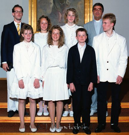 Konfirmation Missionskyrkan Wennström  Kisa
raja
Konfirmationsfoto

raja
Killen i svarta kläder heter Peter Karlsson driver nu mera bland annat Peters Lantbruksservice 
Källa: ring

raja
Längst bak till höger pastor Sven Wennström (1929-1997) 
Källa: Gerd Pettersson 

Nyckelord: Wennström Kisa