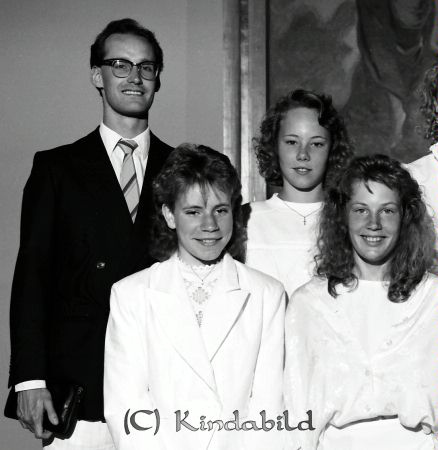 Konfirmation Missionskyrkan Wennström  Kisa
raja
Konfirmationsfoto

raja
Längst bak Anna Ring, dotter till Gert och Ulla Ring. 
Källa: Gerd Pettersson 

Nyckelord: Wennström Kisa