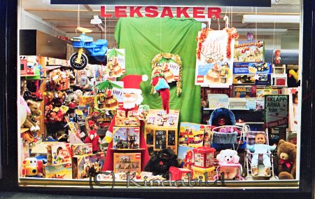 Bokhandel Kisa
raja
Välfyllt med leksaker i skyltfönstret
Nyckelord: Bokhandel Kisa