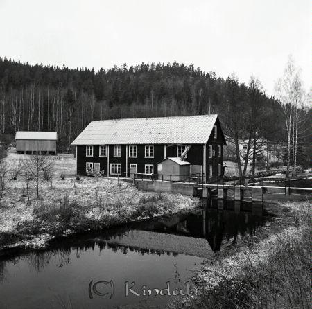 Sockenbokskommitten Göte Lindqvist
raja
Foto på ett hus vid en å
Nyckelord: Lindqvist Kisa