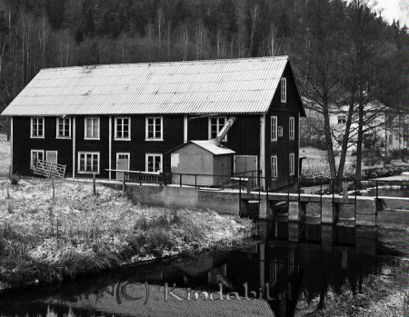 Sockenbokskommitten Göte Lindqvist
raja
Foto på ett hus vid en å
Nyckelord: Lindqvist Kisa