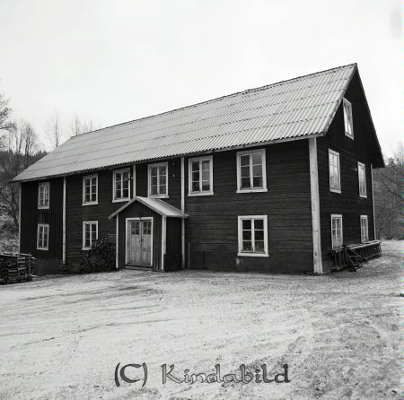 Sockenbokskommitten Göte Lindqvist
raja
Foto på ett hus  

raja
Kölefors Vaddfabrik 
Källa: Gerd Pettersson

raja
F O Lijedahl lät uppföra byggnaden 1873 som vadmalsstamp och ullspinneri.
1897 övertog Carlborg hela rörelsen och låt modernisera den.
Verksamheten gick inte så bra det blev konkurs 1904.
Spinneriet köptes av Erik Gustaf Forsberg.
Han inköpte två ullvävstolar från Tannefors Yllefabrik. Han flyttade maskinerna till Kölefors. I övrigt använde han samma maskiner som Liljedahl en gång hade installerat. De användes för tillverkning av både vadd och garn av ull och kunde också rivas sönder yllelump till flock. Tyvärr blev det åter konkurs 1910.
1914 bildades aktiebolaget Svenska vaddfabriken i Kölefors. Nu upphörde spinneriet och man satsade enbart på vaddtillverkningen.
1923 var det dags för nästa konkurs.
En av aktieägarna Anders Tengner köpte fastighet och rörelsen. Det var han som 1919 låt bygga ett bostadshus nära fabriken.
1924 köptes anläggningen av Karl August Fransson från Bodafors. Ansvaret för driften överlåt han till sonen Karl Erik.
Hela fabriken rustades upp och en ny turbin monterades.
Maskinerna byttes ut - 1 piskmaskin, 1 rivmaskin och 3 kardmaskiner. Maskinerna står ännu kvar, men driften avvecklades 1958.
Källa: En bok om Kisa socken del 4. 
Källa: Gerd Pettersson



Nyckelord: Lindqvist Kisa
