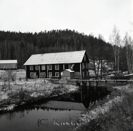 Sockenbokskommitten Göte Lindqvist
raja
Foto på ett hus vid en å 

raja
Kölefors Vaddfabrik 
Källa: Gerd Pettersson

Nyckelord: Lindqvist Kisa