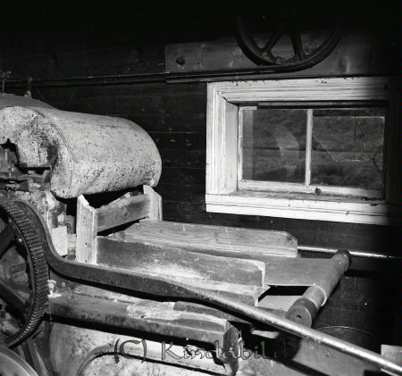 Sockenbokskommitten Göte Lindqvist
raja
Foto på en maskin 
Kölefors Vaddfabrik
Nyckelord: Lindqvist Kisa