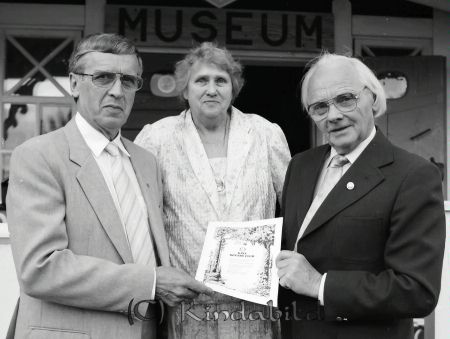 Rotary i Kisa Premieutdelning Gunnar Larsson Tidersrum
raja
�?verräckande av utmärkelse

raja
Fr vänster Karl-Erik Everland, Karin och Gunnar Larsson Salvarp Tidersrum 
Källa: Gerd Pettersson

Nyckelord: Rotary Kisa