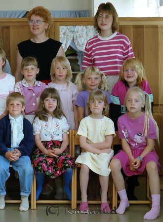Kulla Förskola
raja
Klassfoto

raja
Längst bak till vänster förskollärare Gull Bexell 
Källa: Gerd Pettersson

Nyckelord: Kulla Kisa