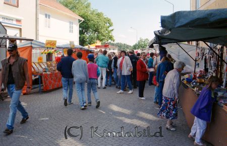Kisa Marken Smålands Husarer
raja
Marknadsstånd på Storgatan vid gamla utfarten ur Kisa Söder ut  
Nyckelord: Marken Kisa