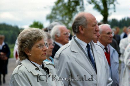 Hemvändardag i Tidersrum
raja
En samling människor som lyssnar på en talare

raja
Närmast i bild landshövdingeparet Rolf och Barbro Wirthén.
I bakgrunden mellan paret ser vi Alla Uhnell, f d vaktmästare på sjukhuset.
Källa: Studiegruppen hembygdsgården 
Nyckelord: Hemvändardag Tidersrum