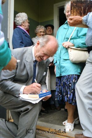 Hemvändardag i Tidersrum
raja
Rolf Wirtén skriver autograf

raja
I förgrunden landshövding Wirthén. I bakgrunden Sigurd och Tekla Markusson.
Källa: Studiegruppen hembygdsgården 
Nyckelord: Hemvändardag Tidersrum