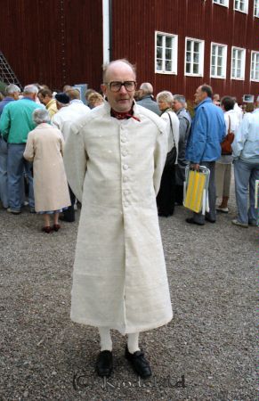 Hemvändardag i Tidersrum
raja
En man klädd i folkdräkt

raja
Stig Svensson i Stora Tidersrum 
Källa: Gerd Pettersson

raja
Klädd i Kindadräktens sommarrock.
Källa: Studiegruppen hembygdsgården 
Nyckelord: Hemvändardag Tidersrum