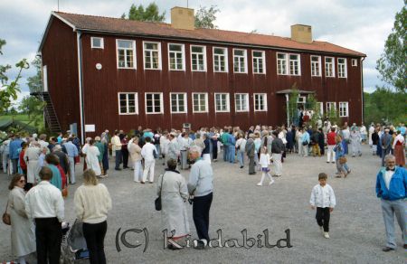 Hemvändardag i Tidersrum
raja
Tidersrums skola

raja
Skolan byggdes 1946-47 och innehöll tre lärosalar, två kapprum, en gymnastiksal, ett materialrum, lärarrum, skolkökslokal, samt vaktmästarebostad om två rum och kök.
Lärare var vid den tiden Evelyn Persson, Elsa Andersson och Siri Brütte-Wisme. Elevantalet var 58.
Källa: Sv Bebygg del 6. 
Källa: Gerd Pettersson 

Nyckelord: Hemvändardag Tidersrum