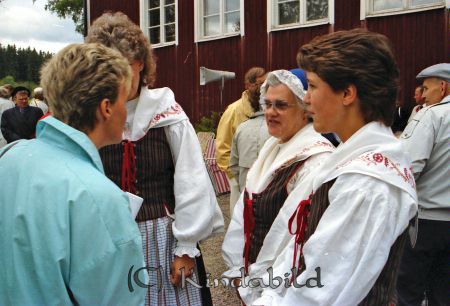 Hemvändardag i Tidersrum
raja
Kvinnor i folkdräkt

Från vänster Helena, Kerstin, NN och Katharina Gustavsson 

gepe
Kindadräkt 

raja
Tre systrar med modern, hustru till Rune Gustavsson Ekeberg.
Källa: Studiegruppen hembygdsgården 
Nyckelord: Hemvändardag Tidersrum