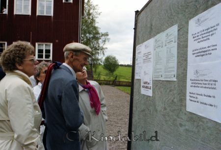 Hemvändardag i Tidersrum
raja
En kvinna och en man tar till sig information

raja
Gunnar Kindén, Hjälmseryd Tidersrum.
Källa: Studiegruppen hembygdsgården 
Nyckelord: Hemvändardag Tidersrum