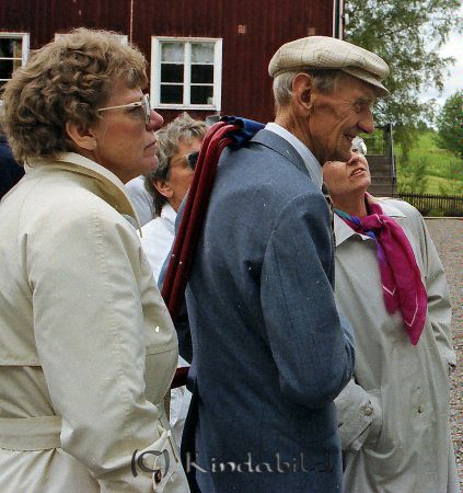 Hemvändardag i Tidersrum
raja
En kvinna och en man tar till sig information

raja
Man i keps Gunnar Kindén i Hjälmseryd 
Källa: Gerd Pettersson

Nyckelord: Hemvändardag Tidersrum