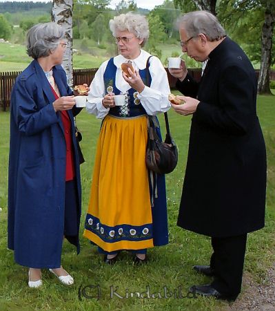 Hemvändardag i Tidersrum
raja
Dam i Sverigedräkt en man och ytterligare en kvinna dricker kaffe

raja
Maylise Scharff omgiven av f d prästen i Tidersrum Arne och Barbro Larsson.
Källa: Studiegruppen hembygdsgården 
Nyckelord: Hemvändardag Tidersrum