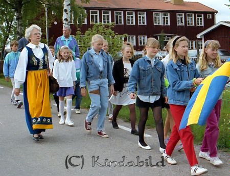 Hemvändardag i Tidersrum
raja
En samling barn med fanor på väg från skolan 
Nyckelord: Hemvändardag Tidersrum