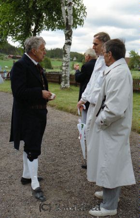 Hemvändardag i Tidersrum
raja
Tre män som samtalar

Mannen med vitt paraply Olle Erlandsson

raja
Fr vänster Rune Scharff, Olle Erlandsson och Karl-Erik Everland.
Källa: Studiegruppen hembygdsgården 
Nyckelord: Hemvändardag Tidersrum