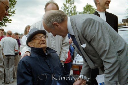 Hemvändardag i Tidersrum
raja
Tre män som samtalar

Till höger Rolf Wirten

raja
Landshövdingen samtalar med f d landstingsmannen Erik Svensson (1898-1991)
Källa: Studiegruppen hembygdsgården 
Nyckelord: Hemvändardag Tidersrum