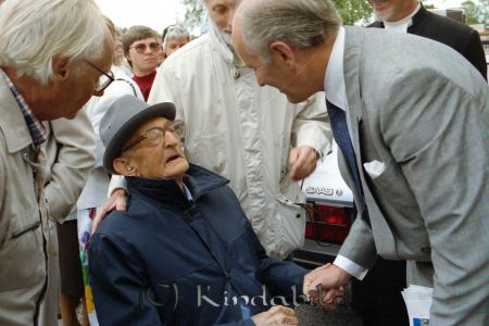Hemvändardag i Tidersrum
raja
Tre män som samtalar

Till höger Rolf Wirten

raja
Till Vänster Gunnar Larsson Salvarp (1921-1998)
Ordförande i Tidersrum hembygdsförening under många. 
Källa: Gerd Pettersson 

Nyckelord: Hemvändardag Tidersrum