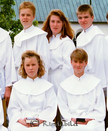 Kisa Kyrka Konfirmationsgrupp Åke Löfgren
raja
Konfirmationsfoto

Mitten i bakre raden Ingvild Sästad
Bor i Motala med man och två barn
Nyckelord: Kyrka Kisa