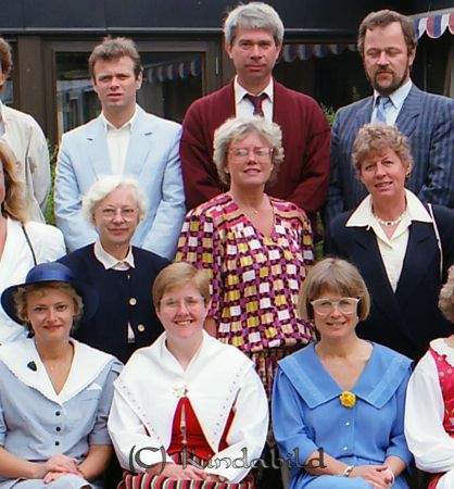 Bäckskolan Kisa
raja
Lärarkåren i Bäckskolan

raja
Främre raden till höger Karin �?ngmo och till vänster Birgitta Hjort.
Andera reden fr vänster Barbro Isaksson, Siv Andersson och Inger Hultenius.
Bakre raden fr vänster Kenneth Salomonsson, Lars-Ove ?? och Bo Karlsson 
Källa: Gerd Pettersson

Nyckelord: Bäckskolan Kisa