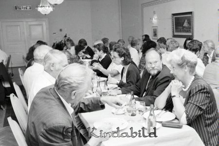 Rotary Internationella studenter Rally Hotell Linköping
raja
Lunch med Rotarymedlemmar och Studenter

Lunchmöte på det så kallade �?stgötalägret med studenter från Europa endast kvinnliga och en från varje land.
Källa: Pär Kronström 

raja
Till höger Stina Carlfors och Björn Törnqvist. Mitt emot Stina sitter Bertil Carlfors. 
Källa: Gerd Pettersson

Nyckelord: Rally Hotell Linköping