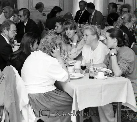 Rotary Internationella studenter Rally Hotell Linköping
raja
Lunch med Rotarymedlemmar och Studenter

Lunchmöte på det så kallade �?stgötalägret med studenter från Europa endast kvinnliga och en från varje land.
Källa: Pär Kronström 

raja
Till vänster Leif Börlinger 
Källa: Gerd Pettersson

Nyckelord: Rally Hotell Linköping