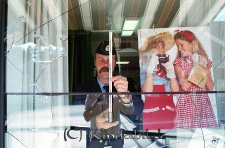 Inbrott i affären
raja
Krossat skyltfönster inspekteras av polisen
Nyckelord: Fotoaffär Kisa