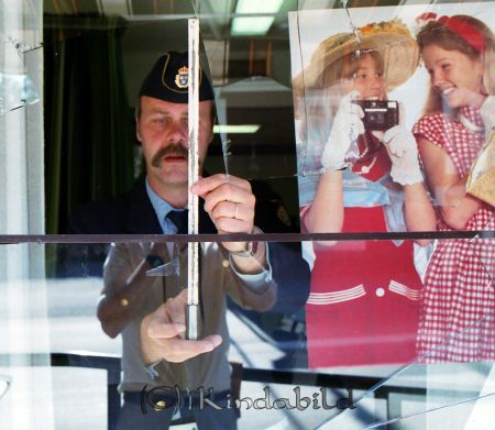 Inbrott i affären
raja
Krossat skyltfönster inspekteras av polisen
Nyckelord: Fotoaffär Kisa