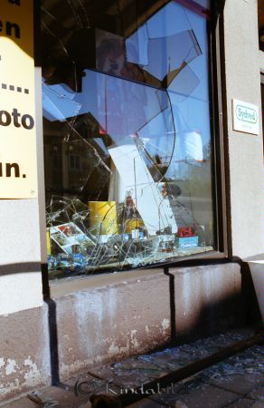 Inbrott i affären
raja
Krossat skyltfönster 
Nyckelord: Fotoaffär Kisa