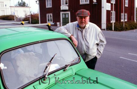 Sven Alskog Kisa
raja
Foto på en man vid sin bil på Storgatan, i bakgrunden Cafe Columbia
Nyckelord: Alskog Kisa