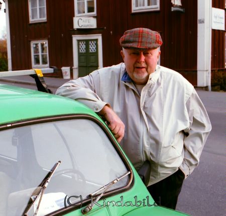 Sven Alskog Kisa
raja
Foto på en man vid sin bil på Storgatan, i bakgrunden Cafe Columbia
Nyckelord: Alskog Kisa